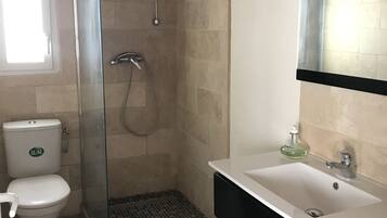 Dusj, hårføner, håndklær og såpe