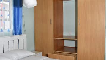 2 habitaciones, escritorio, tabla de planchar con plancha y wifi gratis