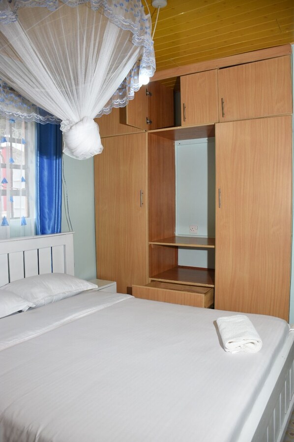 2 bedrooms, desk, iron/ironing board, free WiFi - Serene 2-bedroom home (Nairobi)