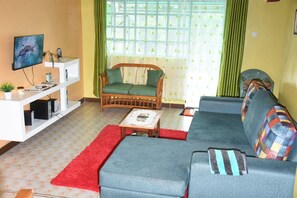 Smart TV, books, stereo - Serene 2-bedroom home (Nairobi)