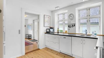 Réfrigérateur, plaque de cuisson, lave-vaisselle, cafetiÚre/bouilloire