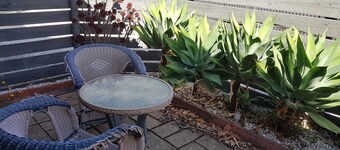 Cosy and Central Stanley St Unit - Central one bedroom apartment with a queen bed and kitchen facilities plus unlimited high speed wifi.