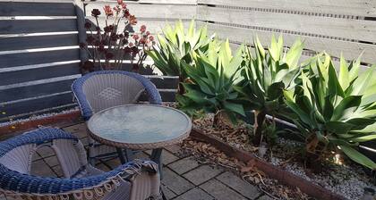 Cosy and Central Stanley St Unit - Central one bedroom apartment with a queen bed and kitchen facilities plus unlimited high speed wifi.