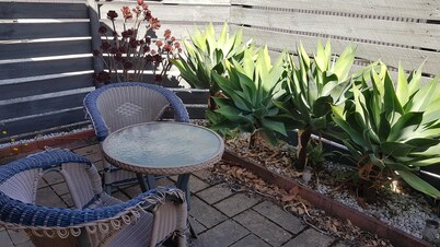 Cosy and Central Stanley St Unit - Central one bedroom apartment with a queen bed and kitchen facilities plus unlimited high speed wifi.
