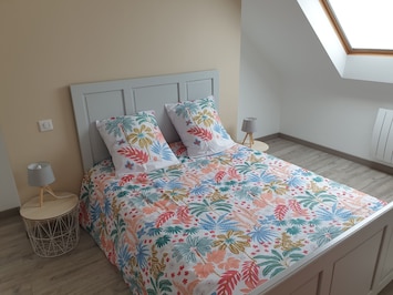 Chambre "Orange" lit 140*190 premier Ă©tage avec commode et portant Ă vĂȘtements