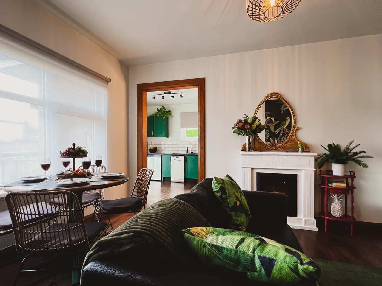 Tv, eldstad och kontor