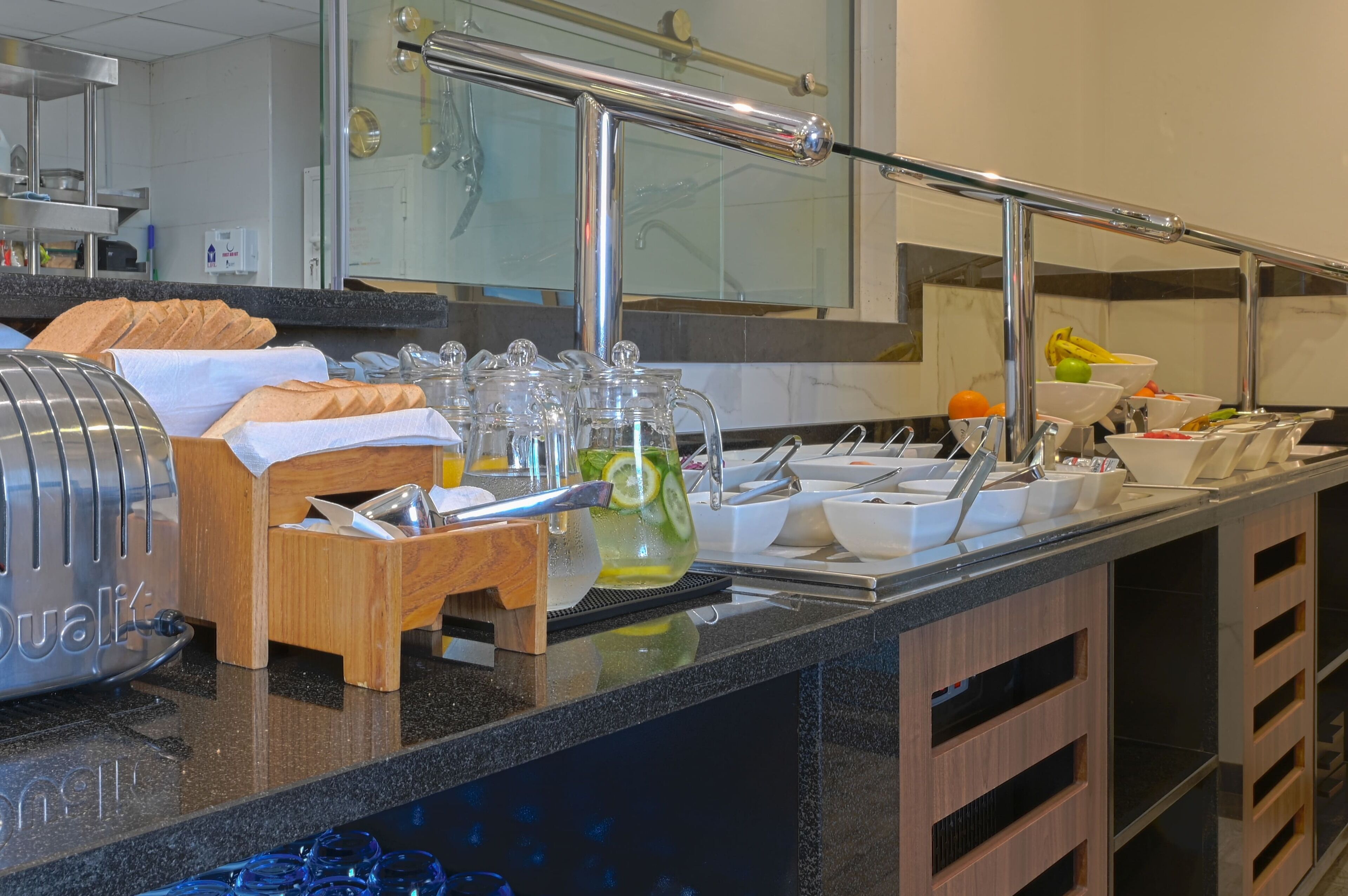 Frukostbuffé varje dag (AED 50 per person)