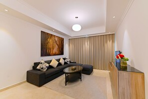 Caja de seguridad en la habitación y tabla de planchar con plancha 