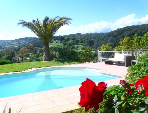 Outdoor pool - Large sunny villa 4 bedrooms - beautiful view - with swimming pool (Antibes)