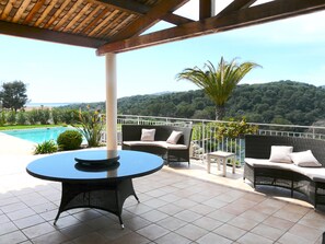 Outdoor dining - Large sunny villa 4 bedrooms - beautiful view - with swimming pool (Antibes)