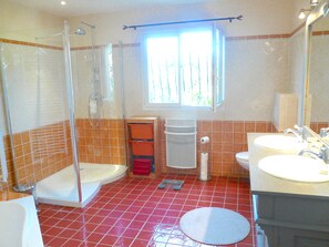 Bathtub, hair dryer, towels, toilet paper - Large sunny villa 4 bedrooms - beautiful view - with swimming pool (Antibes)