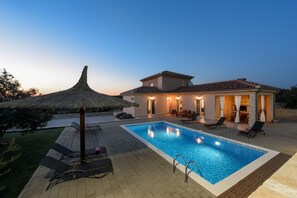 A modern villa with a swimming pool, outdoor seating, and a thatched umbrella. - Villa Ba i Zadarvillas (Sukosan)