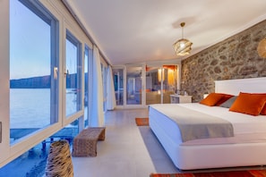 Habitación senior, vista al mar | Ropa de cama de alta calidad y decoración personalizada