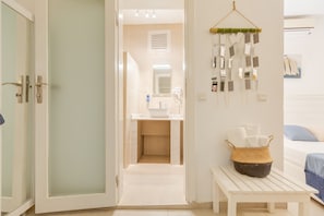 Deluxe kamer, terras, uitzicht op zee | Badkamer | Een douche, een regendouche, pantoffels, handdoeken