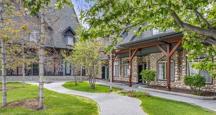 Relaxing Chalet - Heated Pool & Hot Tub - Pet Friendly