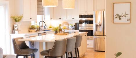 Réfrigérateur, four à micro-ondes, un four, surface de cuisson