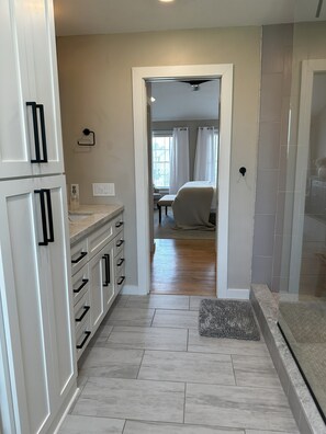 4 habitaciones, escritorio, tabla de planchar con plancha y wifi gratis 