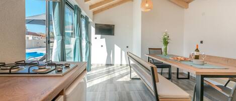 Kjøleskap, ovn, kokeplater og oppvaskmaskin