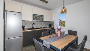 Kaffetrakter/tekoker, kjøleskap, ovn og kokeplater