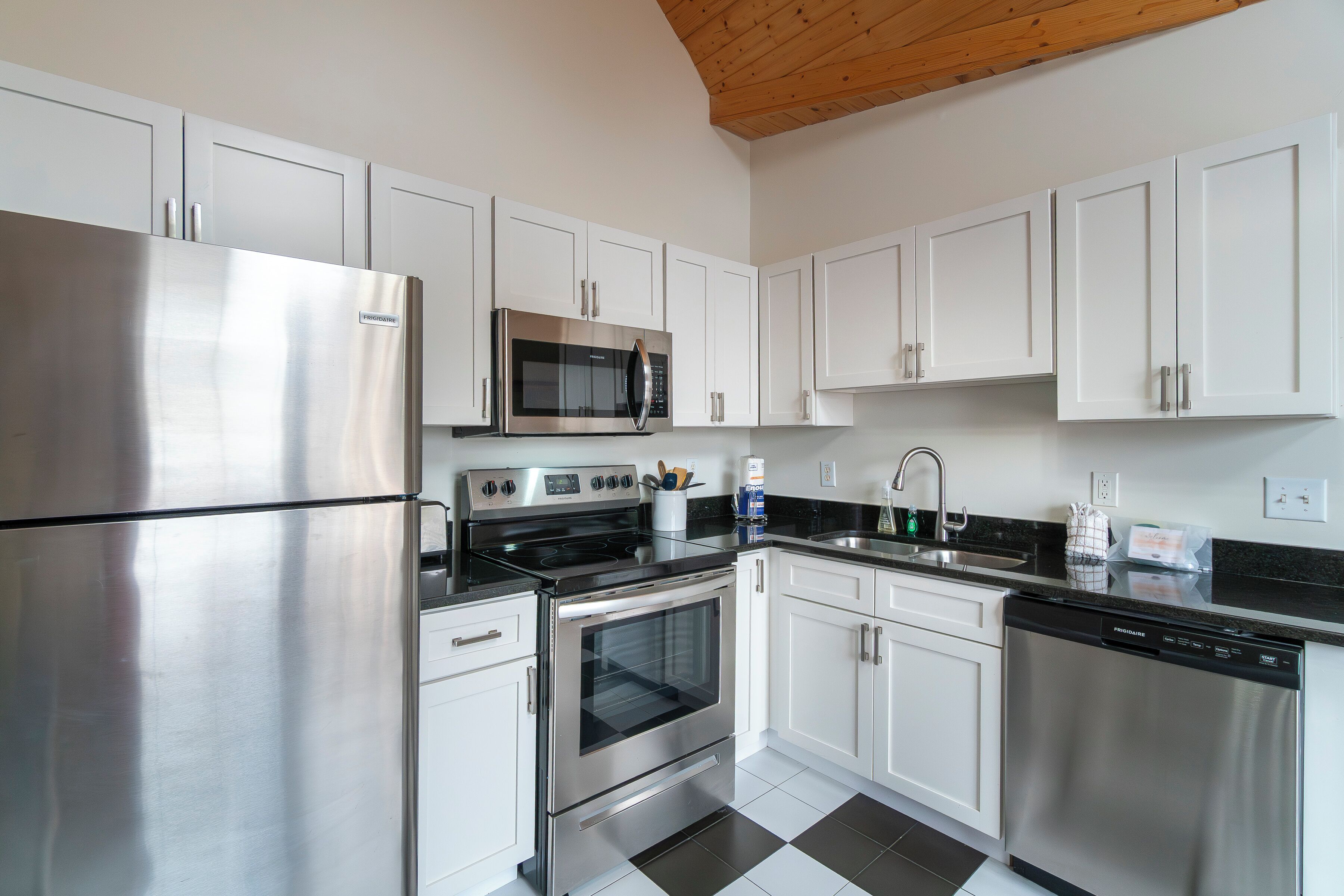 雪櫃、微波爐、焗爐、爐具