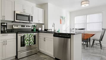 Een koelkast, een microgolfoven, een oven, een kookplaat