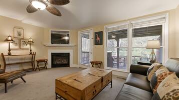 Smart-tv, een open haard, boeken en een kantoor