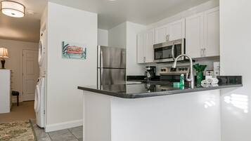 Een koelkast, een microgolfoven, een oven, een kookplaat