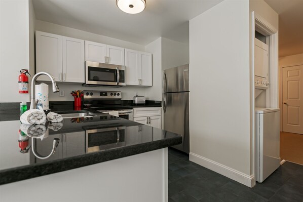 Een koelkast, een microgolfoven, een oven, een kookplaat