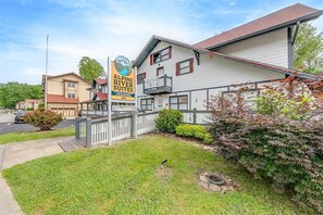 Exterior - Alpine River Suites #404-Riverfront Condo Downtown (Helen)