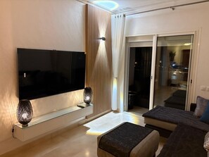 Smart TV, table tennis