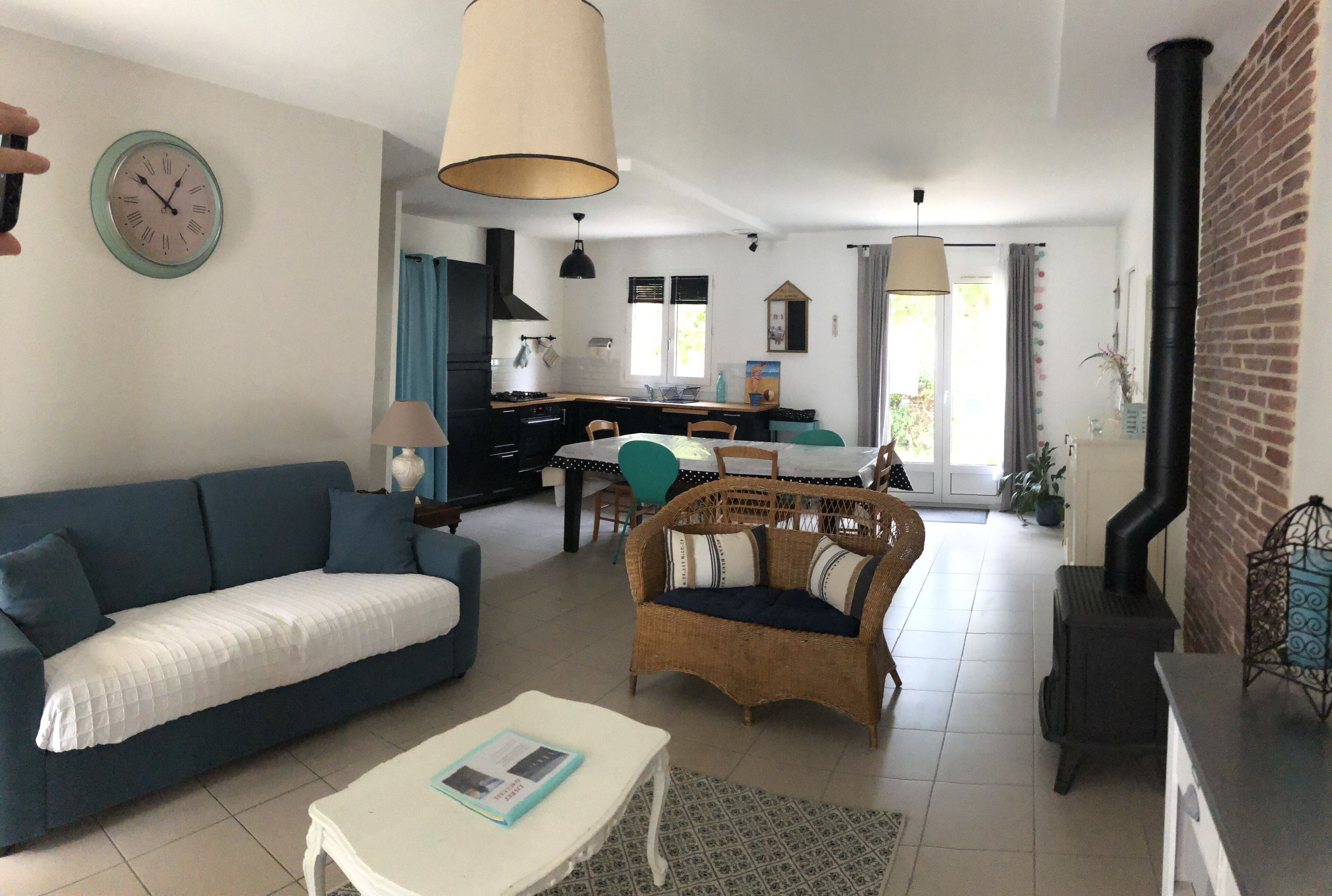 Smart-TV, Kamin, Bücher, Stereoanlage
