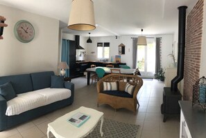 تلفزيون ذكي، مدفأة، كُتُب، ستيريو