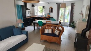 Smart-tv, een open haard, boeken en een stereo