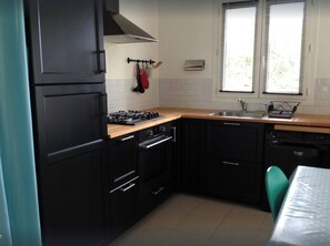 ثلاجة، ميكروويف، فرن، موقد طهي مسطح