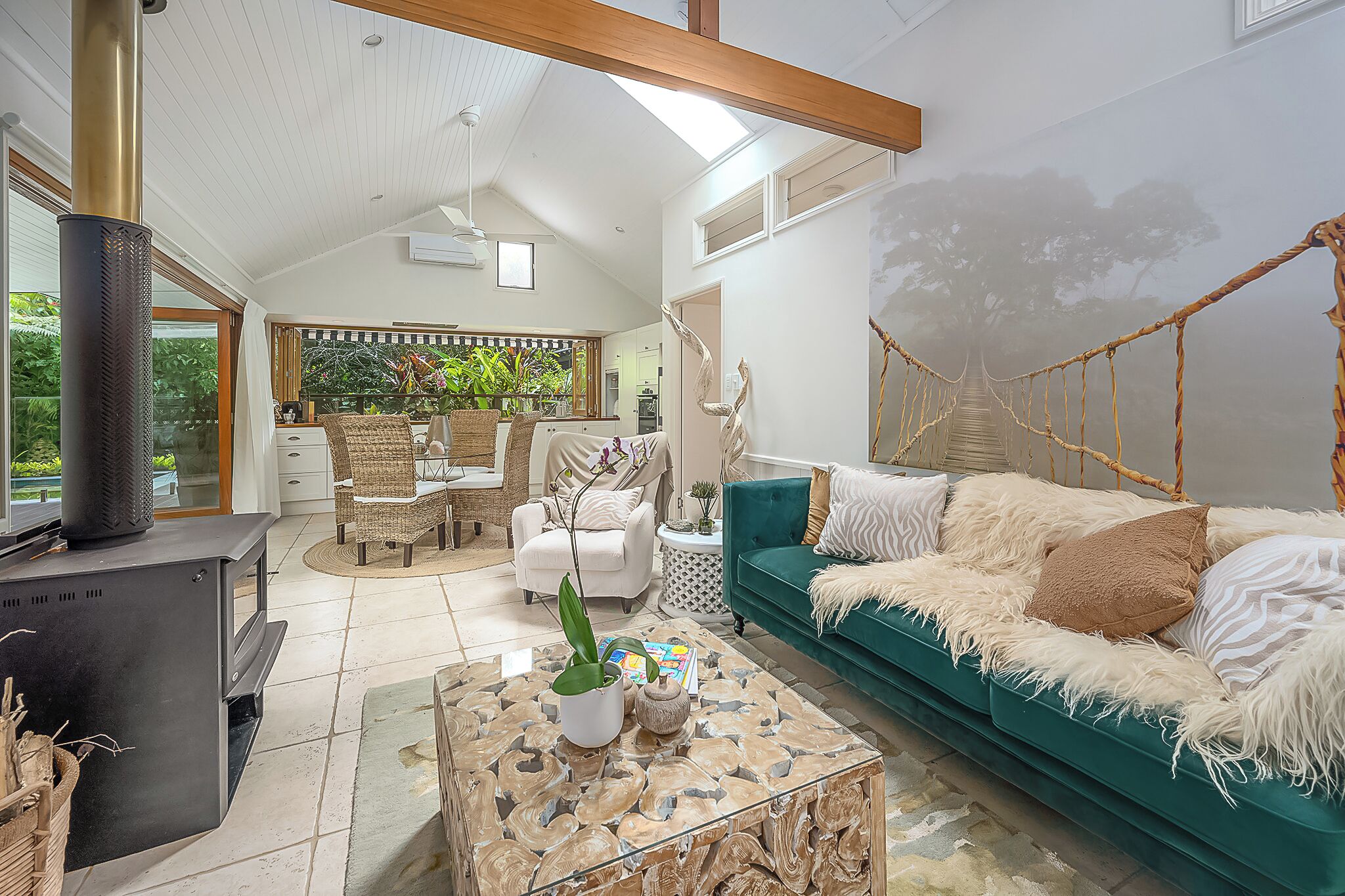 TV connectée, cheminée, chaîne hi-fi