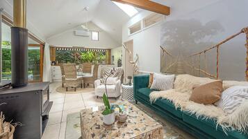 Smart TV, fireplace, stereo