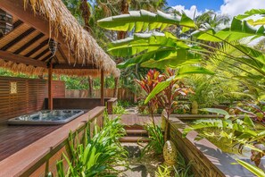 Outdoor spa tub - Bliss Private Villa - Sanctuary, The Pocket, Byron (The Pocket)