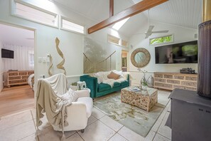 Smart TV, fireplace, stereo
