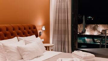 Outdoor pool, open 9:00 AM to 3:00 PM, pool umbrellas, pool loungers