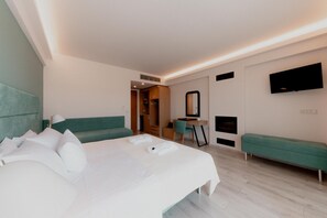 Deluxe Studio | Disability Access | Premium bedding, memory-foam beds, in-room safe, individually decorated - Palacio Del Sol Luxury Apartments (Nafplio)