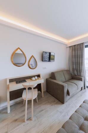 Deluxe Studio with Castle View | Vardagsrum | 32-tums platt-tv med satellitkanaler och tv