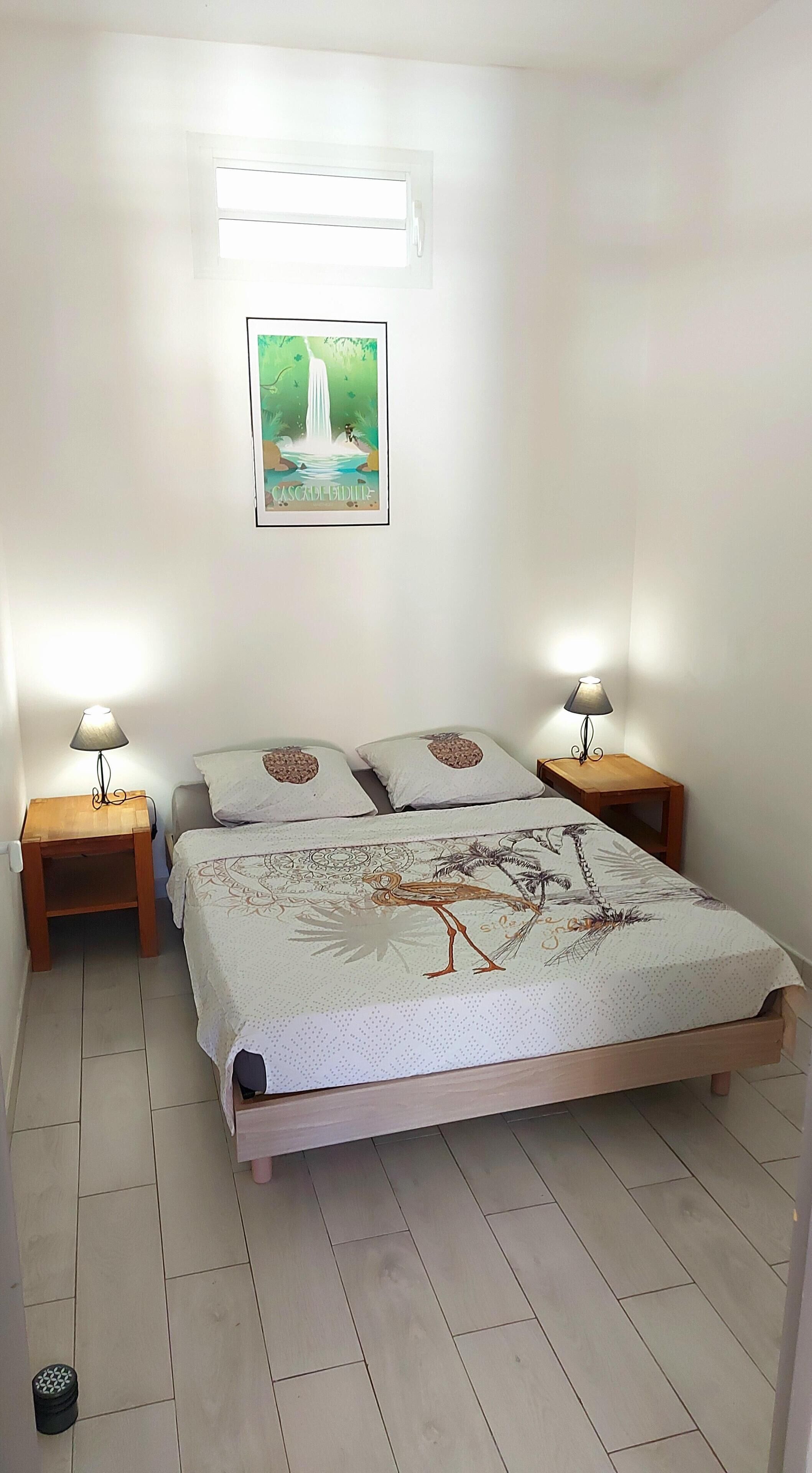 2 dormitorios, tabla de planchar con plancha, cuna de viaje