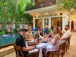 Outdoor dining - My Key Polanka Private Villa with Swimming Pool (Krong Siem Reap)