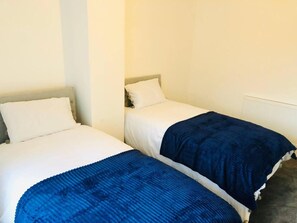 4 bedrooms, free WiFi, bed sheets - 4 Bedroom Lovely Home in Loughborough Town & Uni (Loughborough)