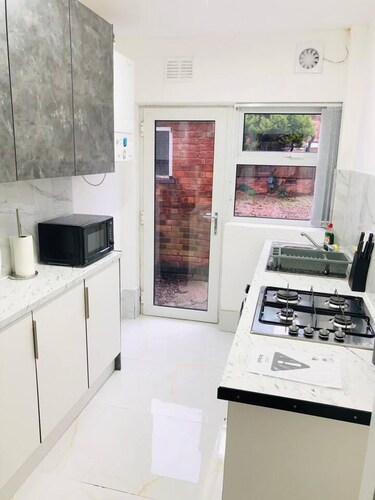 4 Bedroom Lovely Home in Loughborough Town & Uni