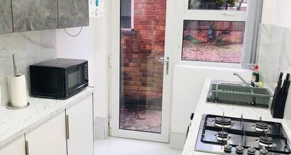 4 Bedroom Lovely Home in Loughborough Town & Uni