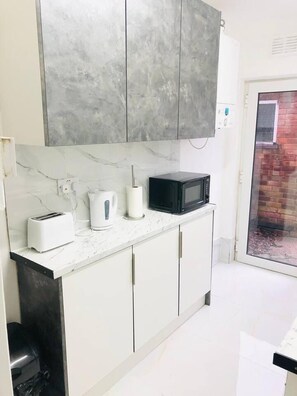 House | Private kitchen | Fridge, microwave, oven, stovetop - 4 Bedroom Lovely Home in Loughborough Town & Uni (Loughborough)