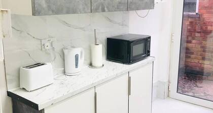 4 Bedroom Lovely Home in Loughborough Town & Uni