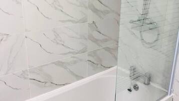 House | Bathroom | Combined shower/bathtub, deep-soaking bathtub, towels