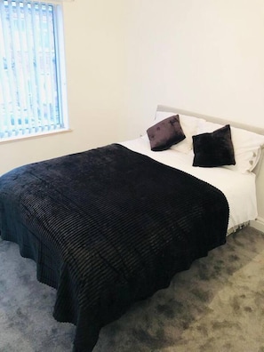 House | 4 bedrooms, free WiFi, bed sheets - 4 Bedroom Lovely Home in Loughborough Town & Uni (Loughborough)